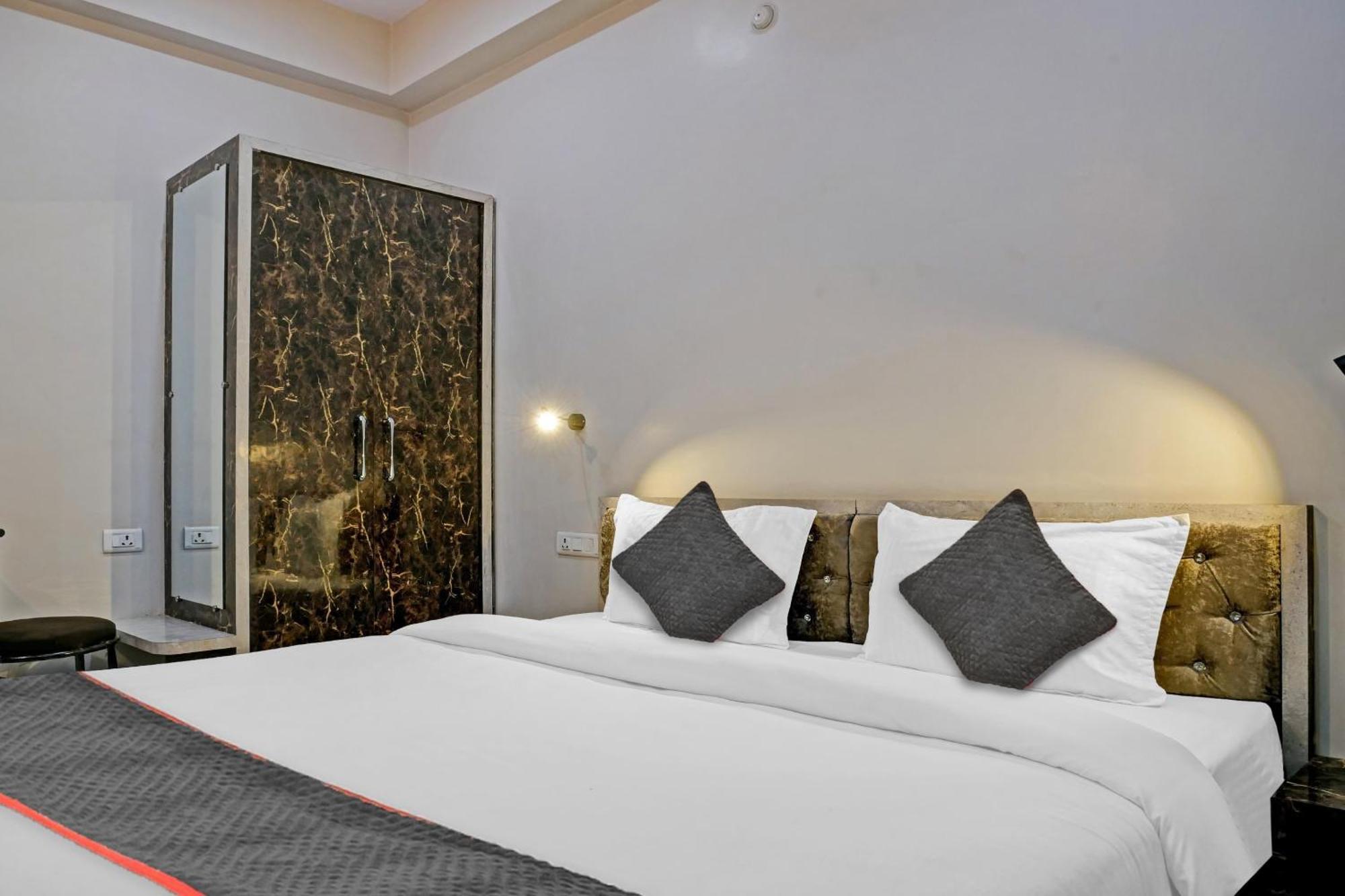 Townhouse Navneeta Grand Hotel Kakarmatha Exterior photo