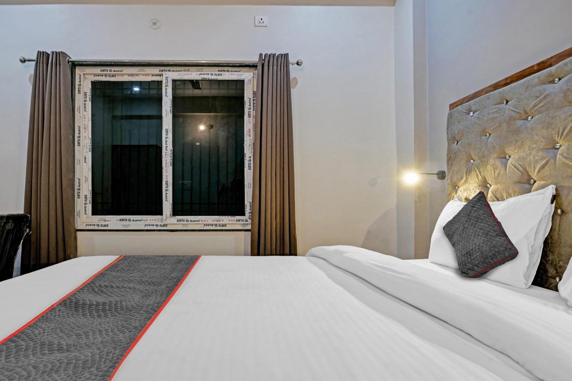 Townhouse Navneeta Grand Hotel Kakarmatha Exterior photo