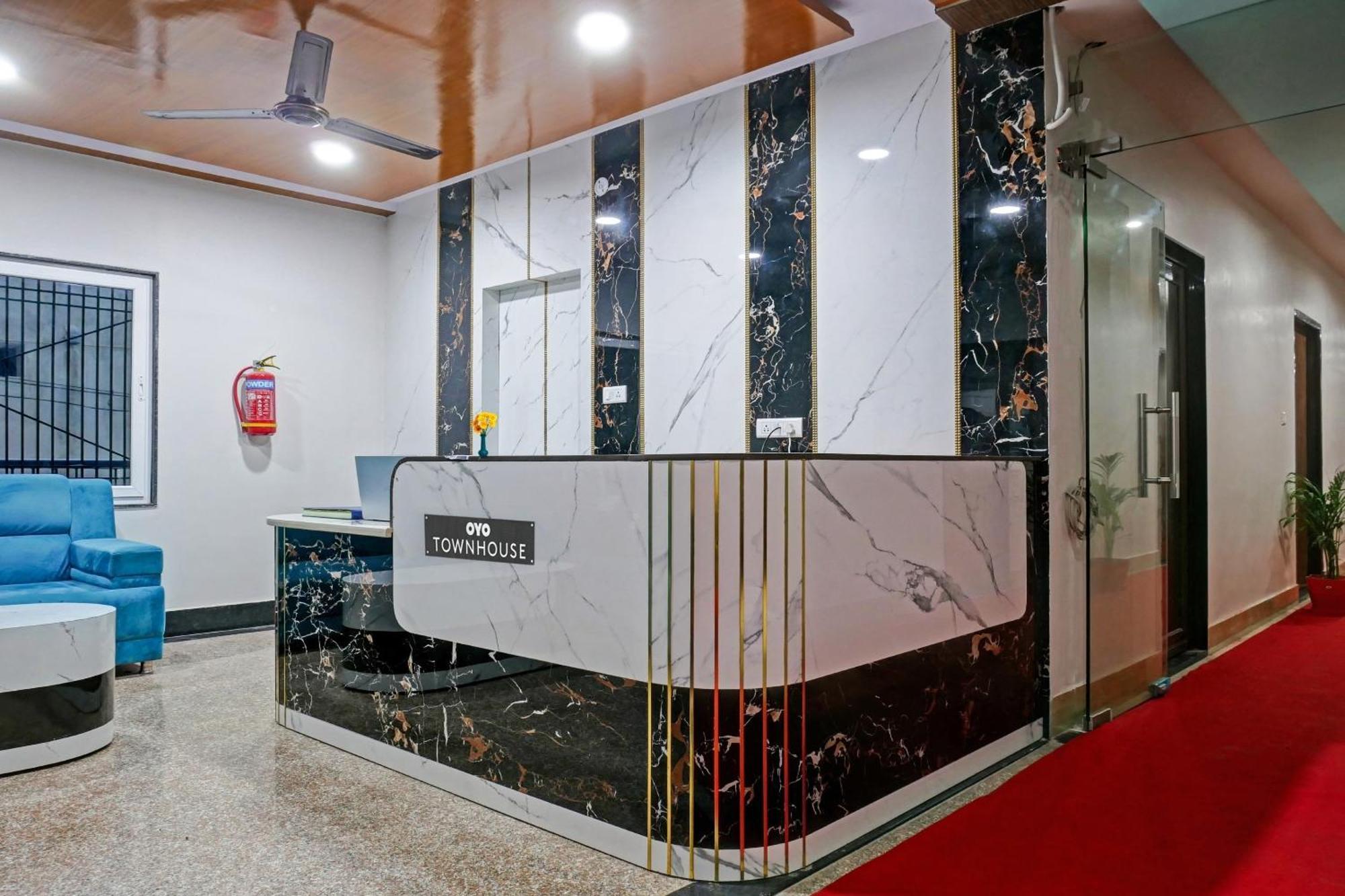 Townhouse Navneeta Grand Hotel Kakarmatha Exterior photo