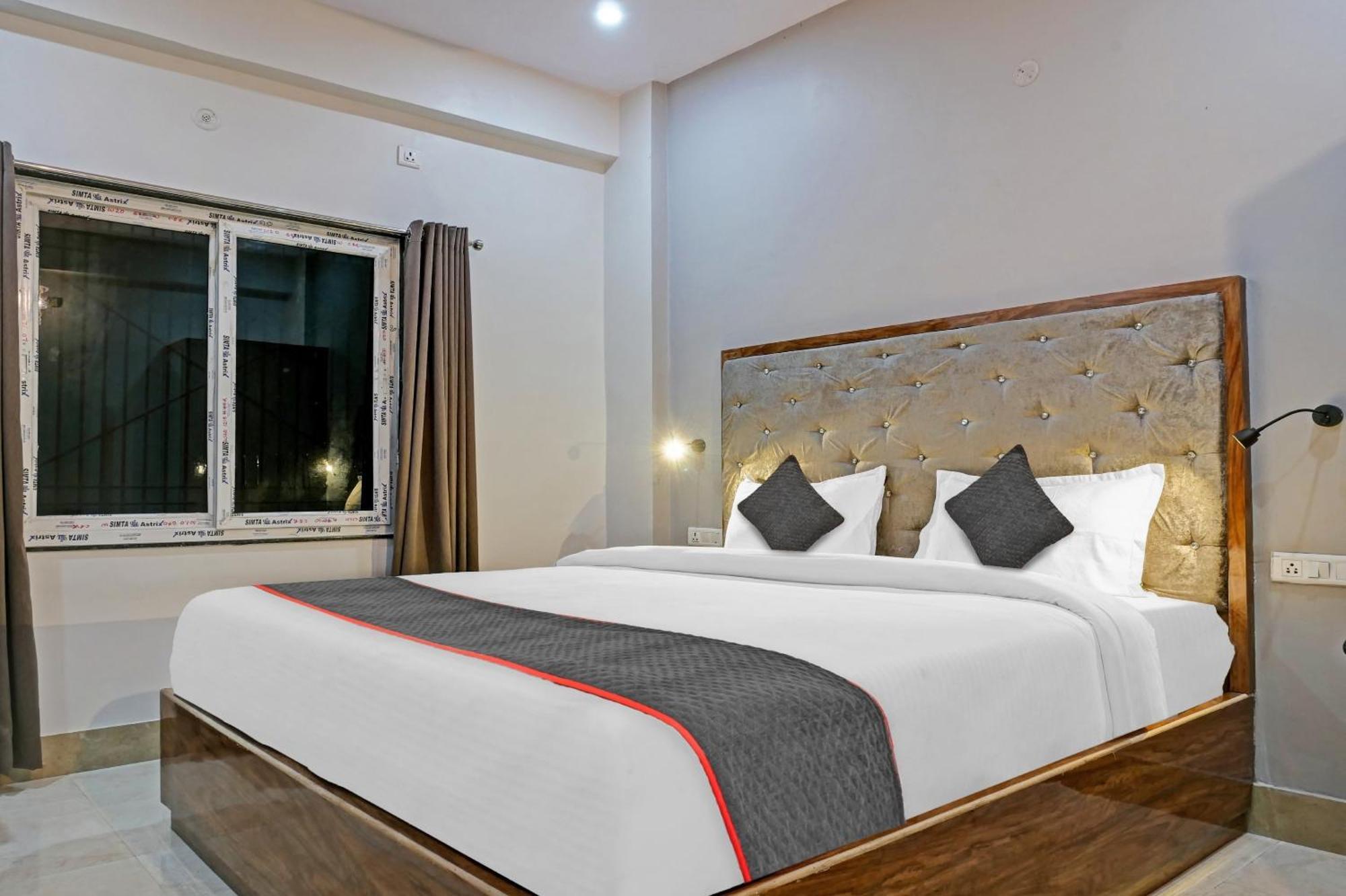 Townhouse Navneeta Grand Hotel Kakarmatha Exterior photo